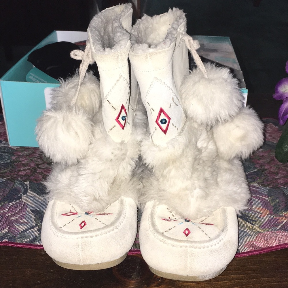 Size 5 1/2 ivory colored winter boots